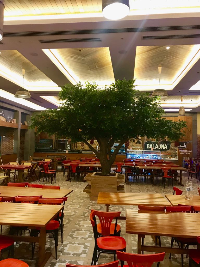 Büyük Yapay Ağaç Restoran iç mekânında büyük yapay ağaç uygulaması