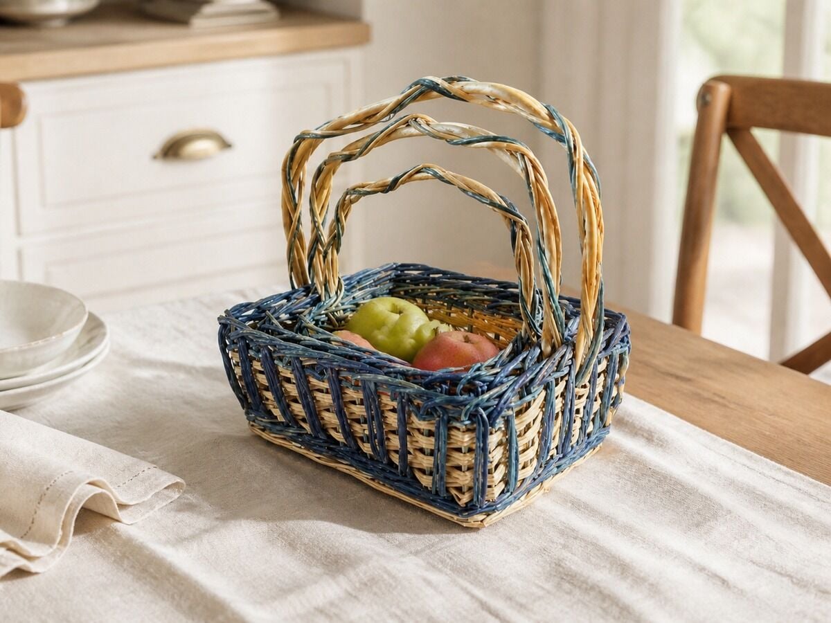 Hasır Sepet – Dikdörtgen Kulplu Mavi Detaylı 25 × 17 × 20 cm Hasır Sepet – Dikdörtgen Kulplu Mavi Detaylı 25 × 17 × 20 cm
