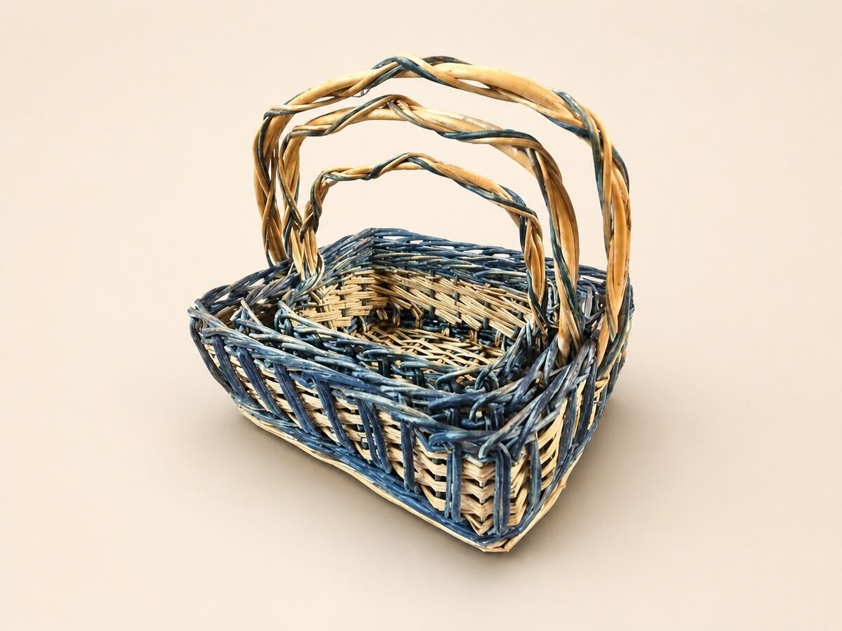 Hasır Sepet – Dikdörtgen Kulplu Mavi Detaylı 25 × 17 × 20 cm Hasır Sepet – Dikdörtgen Kulplu Mavi Detaylı 25 × 17 × 20 cm