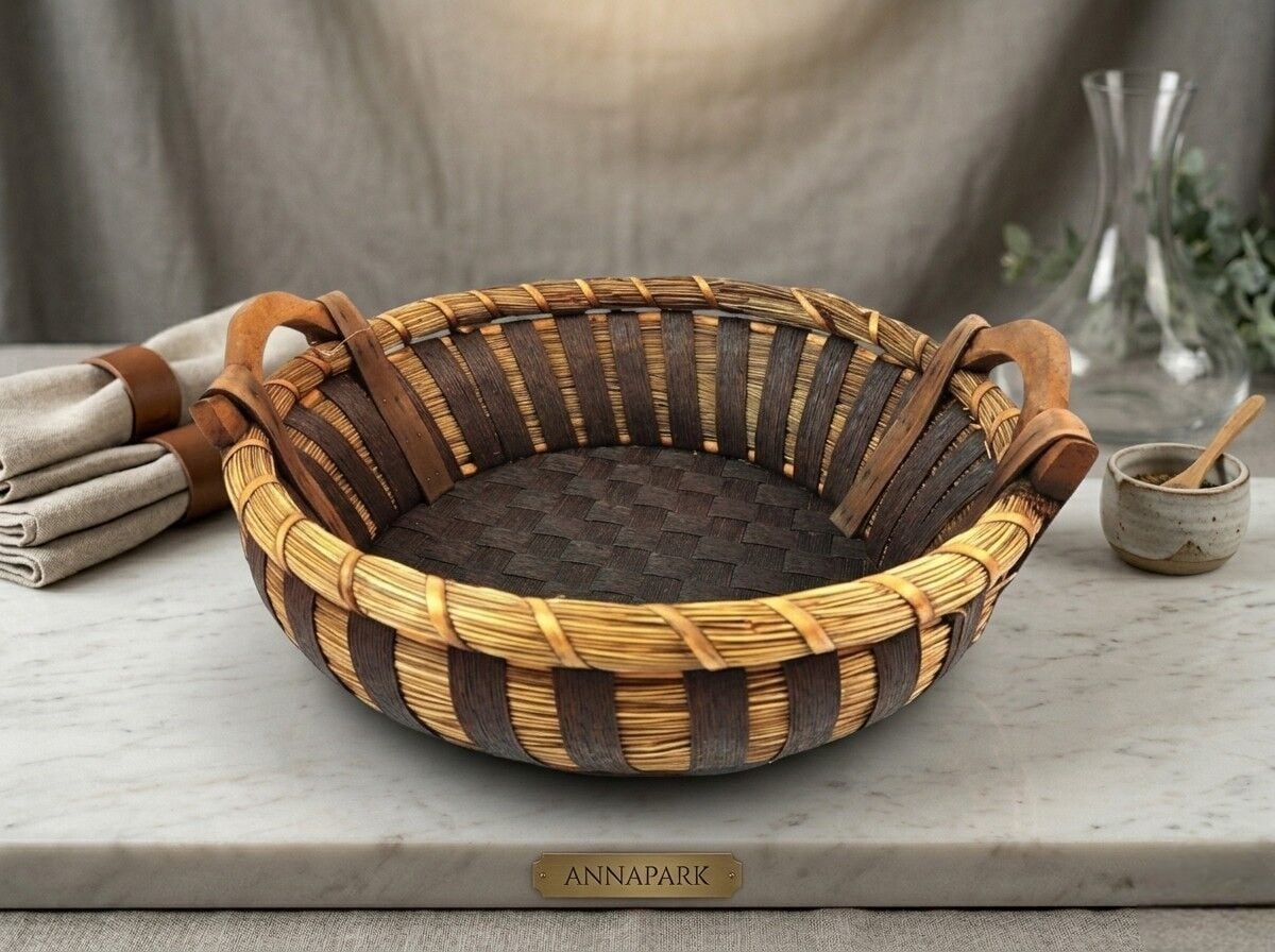 Hasır Sepet Doğal Rattan Yuvarlak Ahşap Kulplu 40×40×15 cm Hasır Sepet – Doğal Rattan Yuvarlak Ahşap Kulplu 40 × 40 × 15 cm