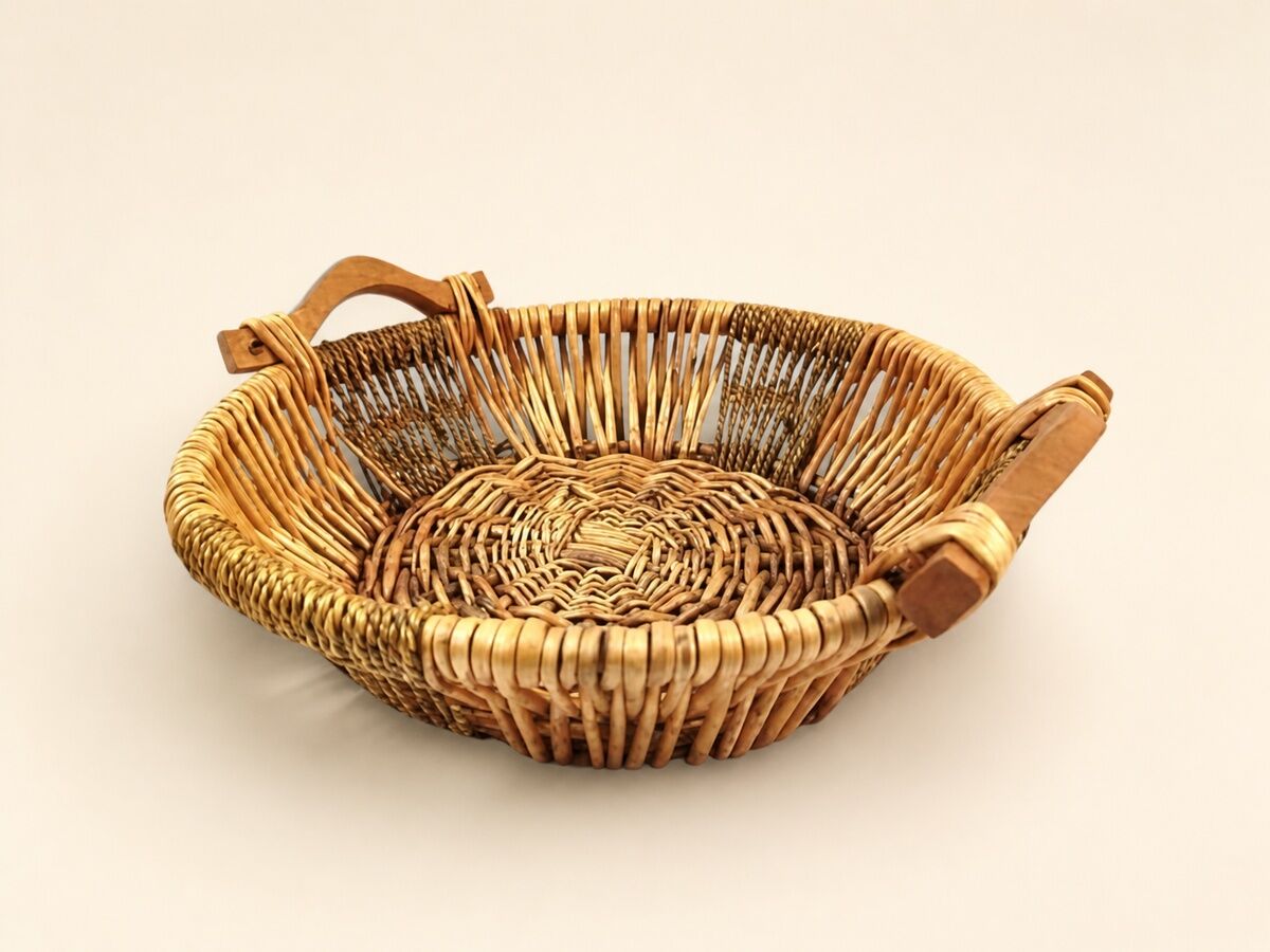 Hasır Sepet – Yuvarlak Ahşap Kulplu Tepsi 30 × 30 × 9 cm Hasır Sepet – Yuvarlak Ahşap Kulplu Tepsi 30 × 30 × 9 cm
